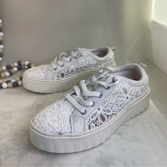 Roxy Sheilahh White floral Lace Low-Top Sneakers size 6.5 - Picture 1 of 10